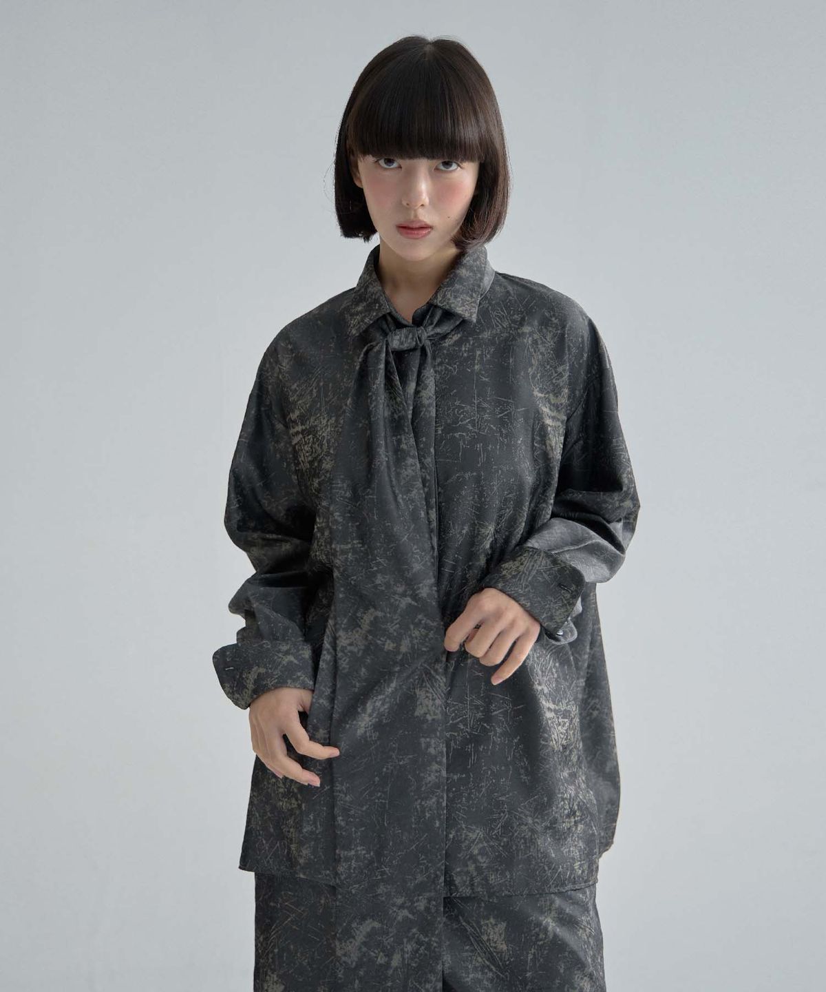 무아르모아(MOIREMOA) Crack Silky Tie 3way Shirt - Charcoal