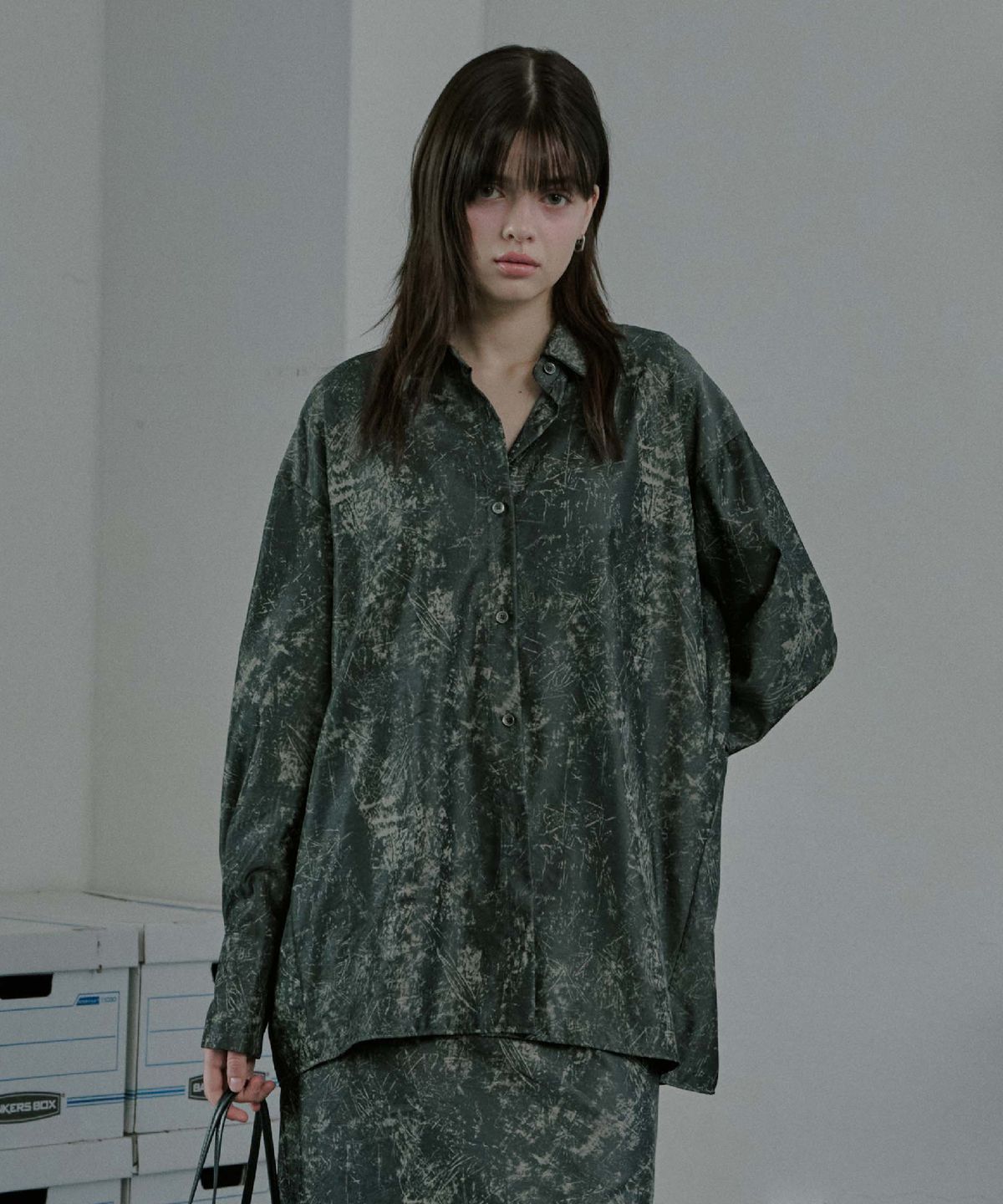 무아르모아(MOIREMOA) Crack Silky Tie 3way Shirt - Charcoal