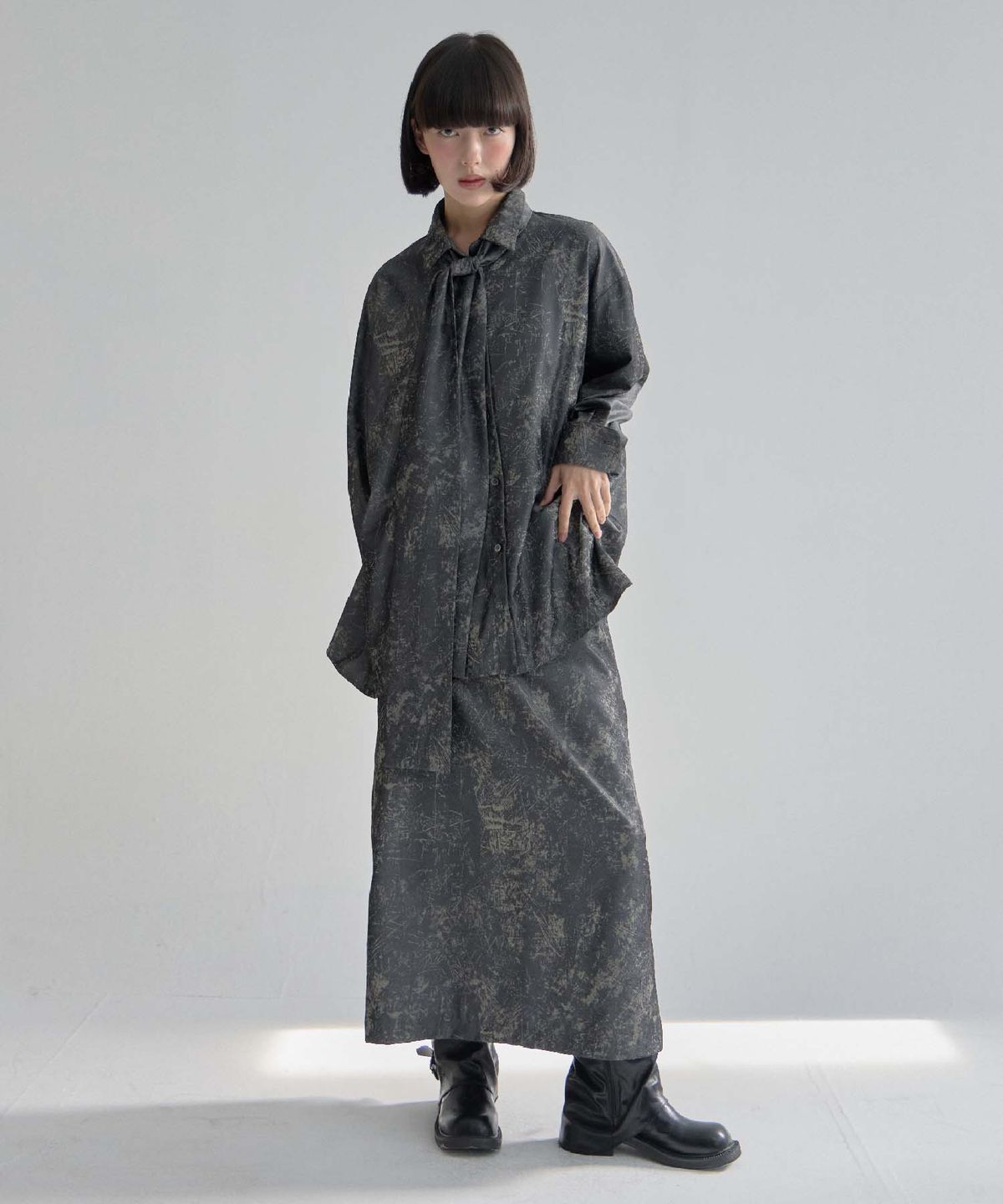 무아르모아(MOIREMOA) Crack silky long skirt -charcoal