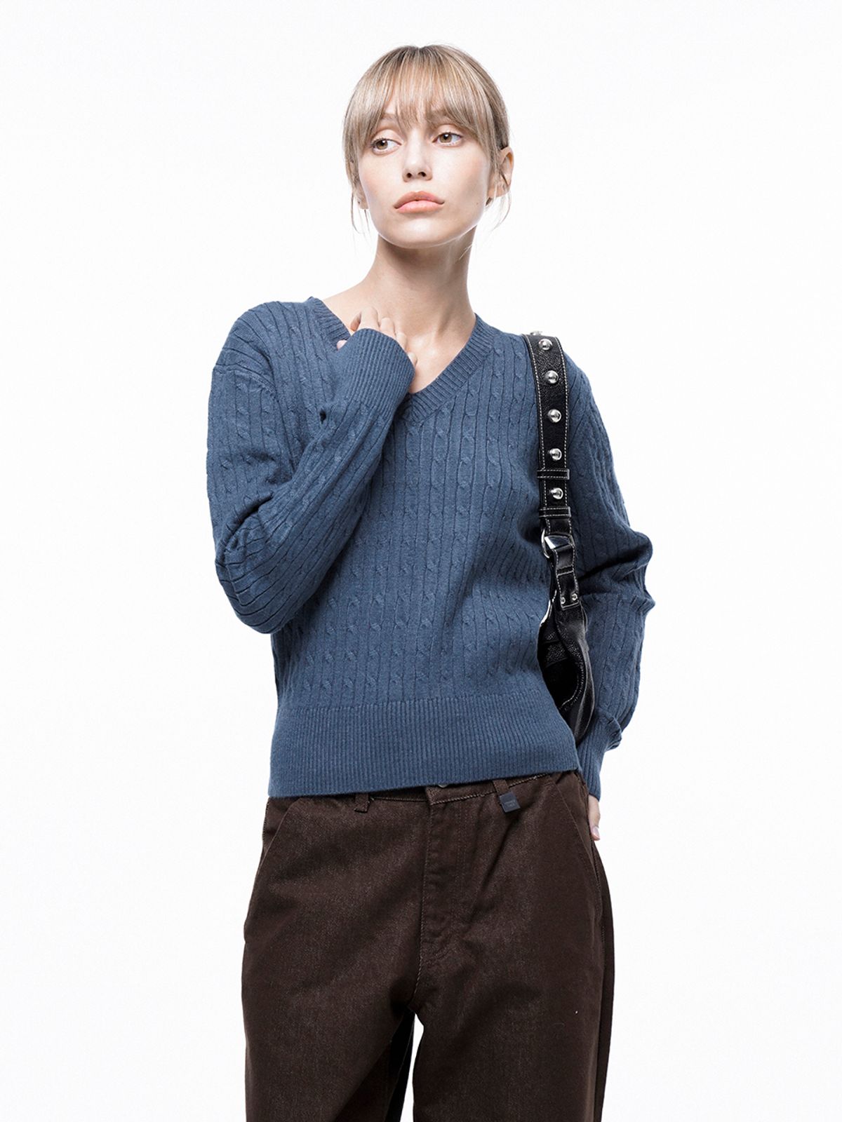 챈세스노이(CHANCE'S NOI) Soft Cable V-neck Knit - Blue /W243TP02BL