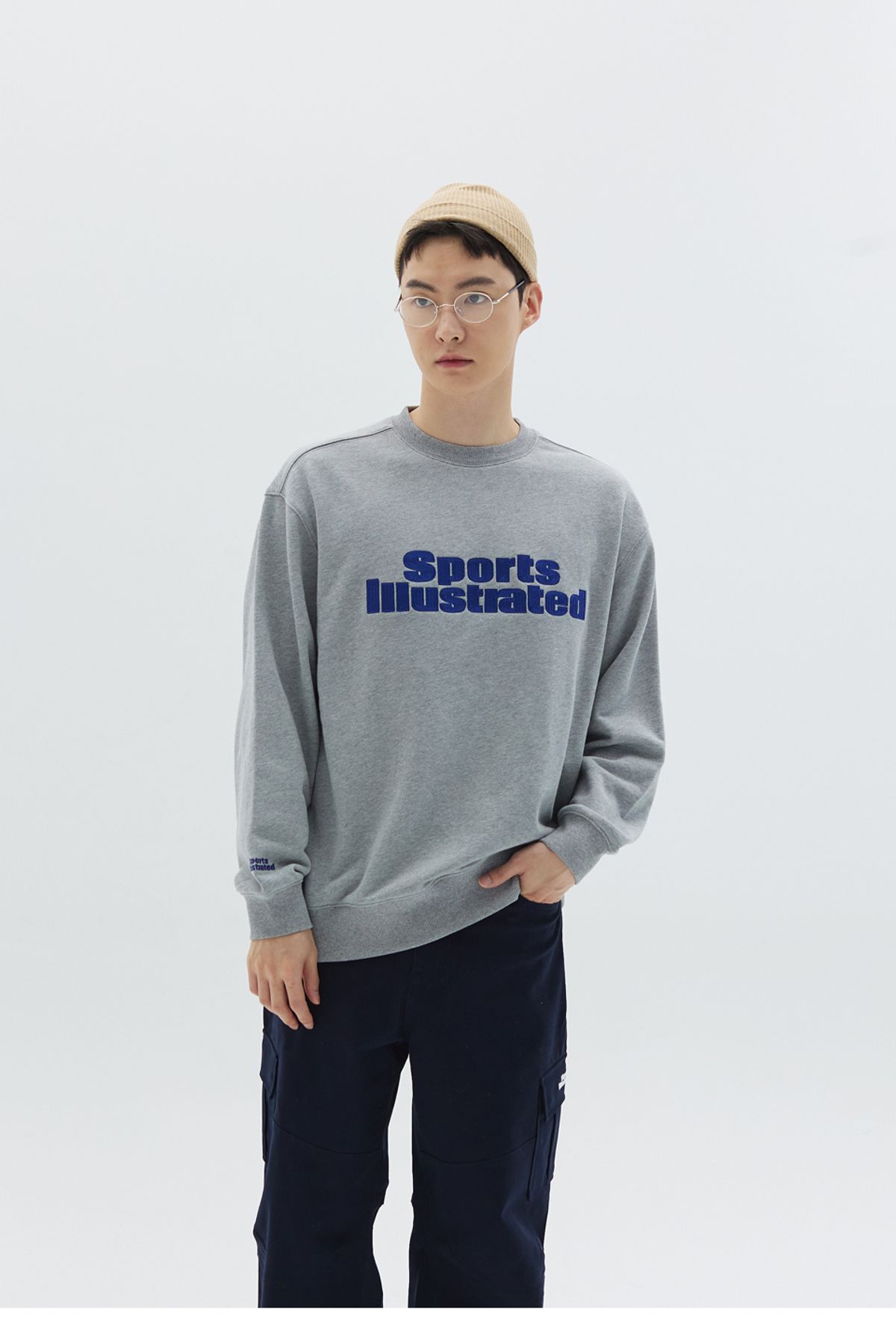 스포츠 일러스트레이티드(SPORTS ILLUSTRATED) 스포츠일러스트레이티드 스택로고 스웨트셔츠 (멜란지그레이)