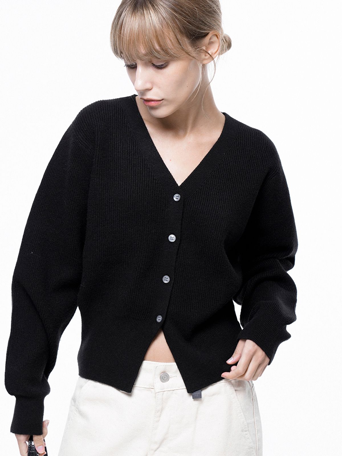 챈세스노이(CHANCE'S NOI) Soft Crop Knit Cardigan - Black /W243TP04BK