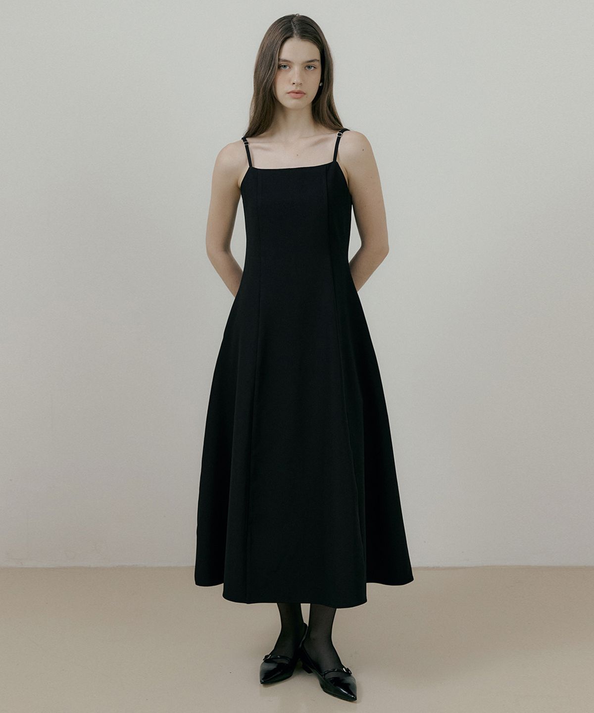 리올그(REORG) RIE FLARE SLEEVELESS OPS BLACK