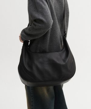 하프 문 레더 크로스백 (블랙)