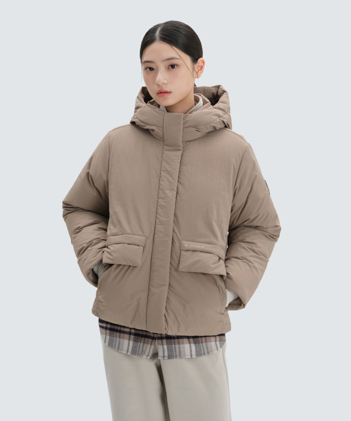 스노우피크 어패럴(SNOWPEAK APPAREL) 시티캠퍼 여성 후드 헤비 다운 자켓 (S24WWGDJ11) Cocoa