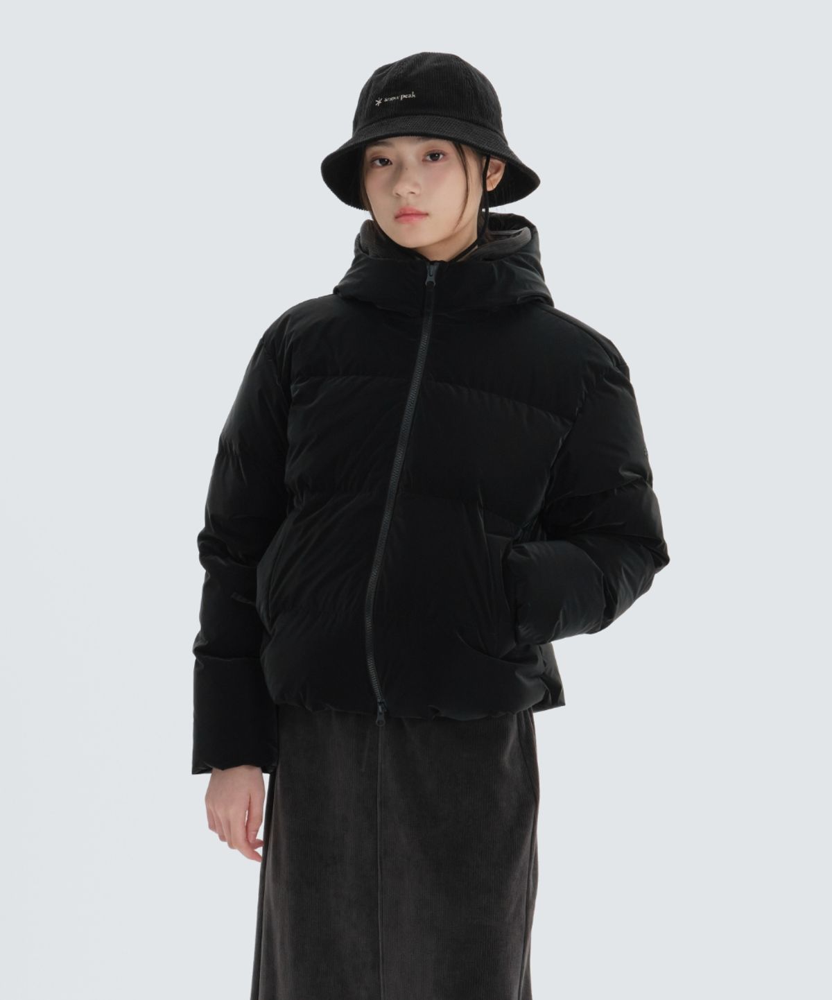 스노우피크 어패럴(SNOWPEAK APPAREL) 실키 여성 후드 미들 다운 자켓 (S24WWTDJ27) Black