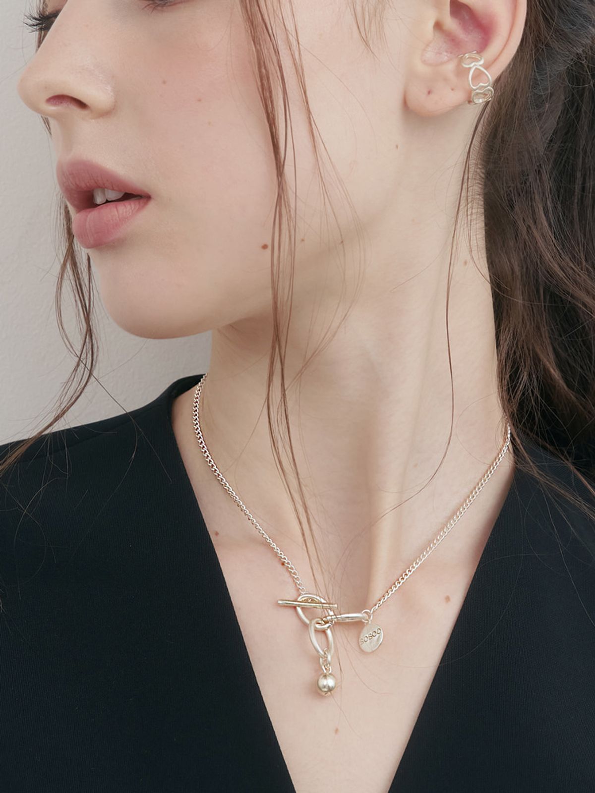 소수(SOSOO) Logo Point Drop Toggle Necklace
