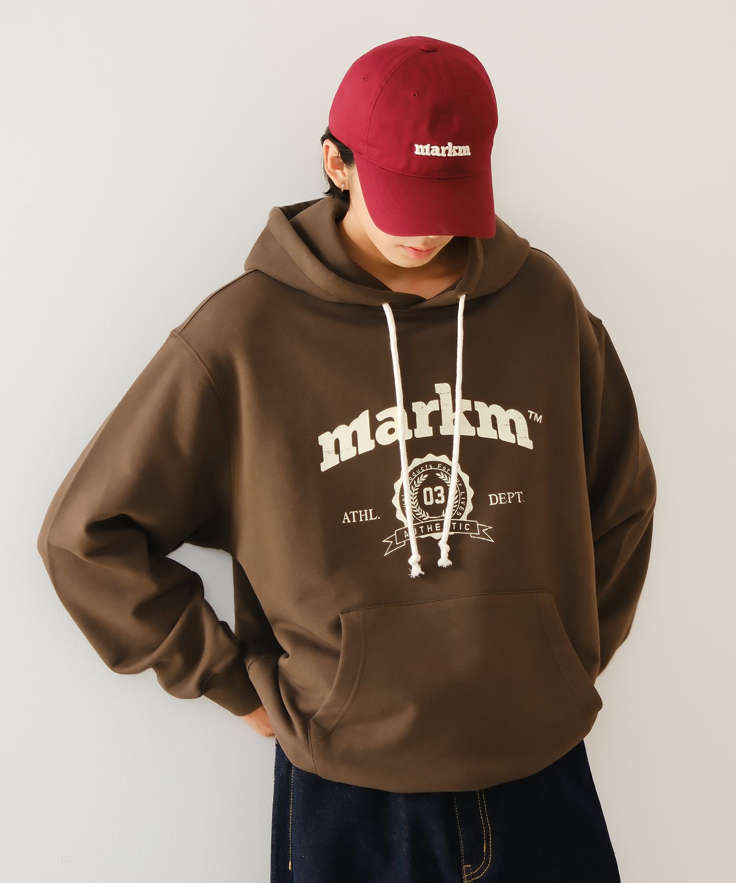 [MARKM]MARKM COLLEGE LOGO GRAPHIC HOODIE★大人気★ MUSINSA公式 | MARKM MARKM COLLEGE LOGO GRAPHIC HOODIE-BROWN