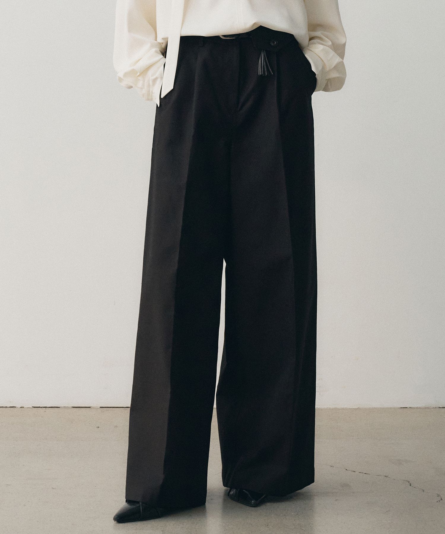 MUSINSA | NOIRER FOR WOMAN Heavy Chino One Tuck Wide Pants (Black)
