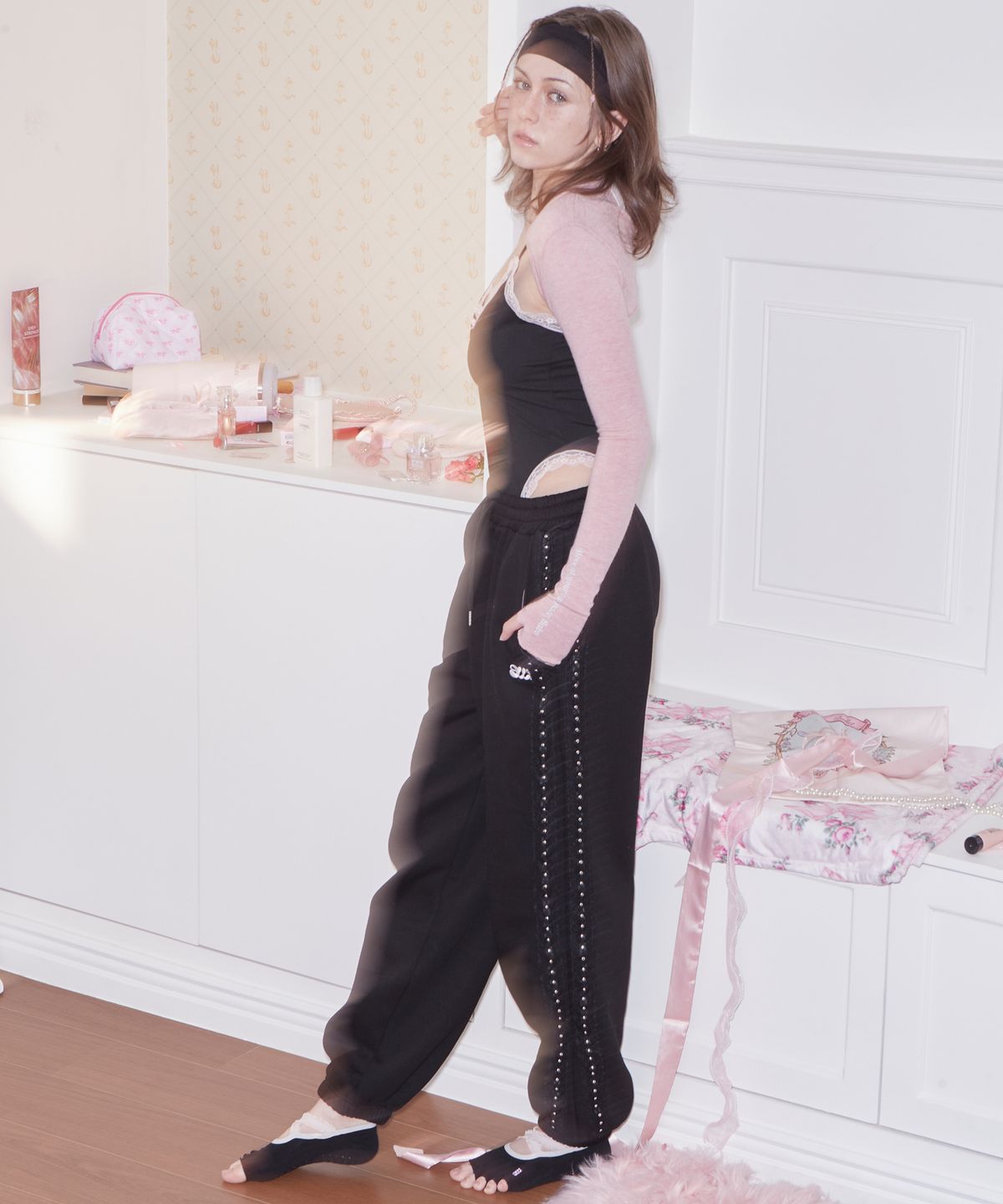 스웻스윗(SWEATSWEET) LACE STUD JOGGER PANTS - BLACK