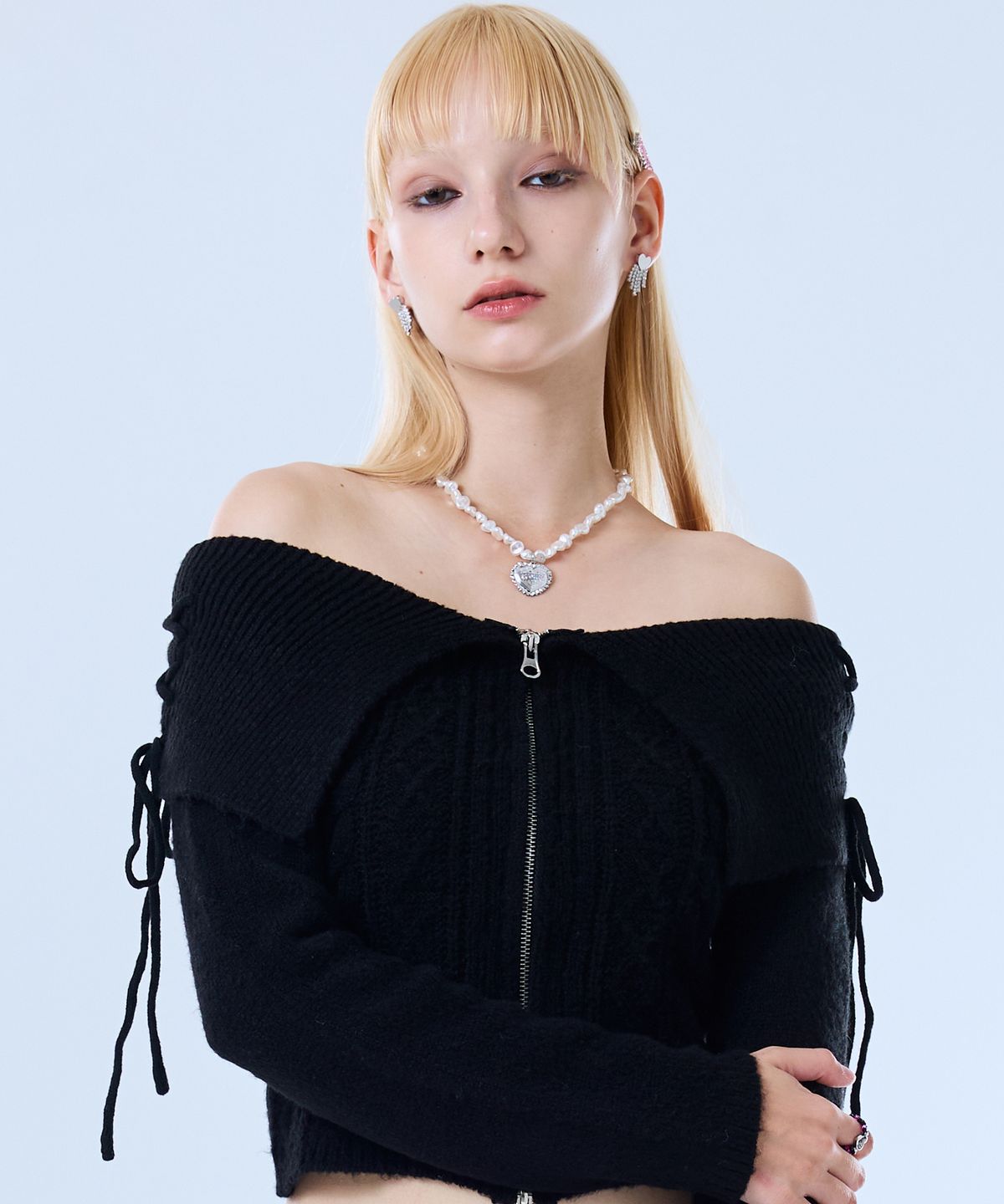 러브이즈트루(LUVISTRUE) FS RIBBON OFF-SHOULDER KNIT ZIP UP(BLACK)