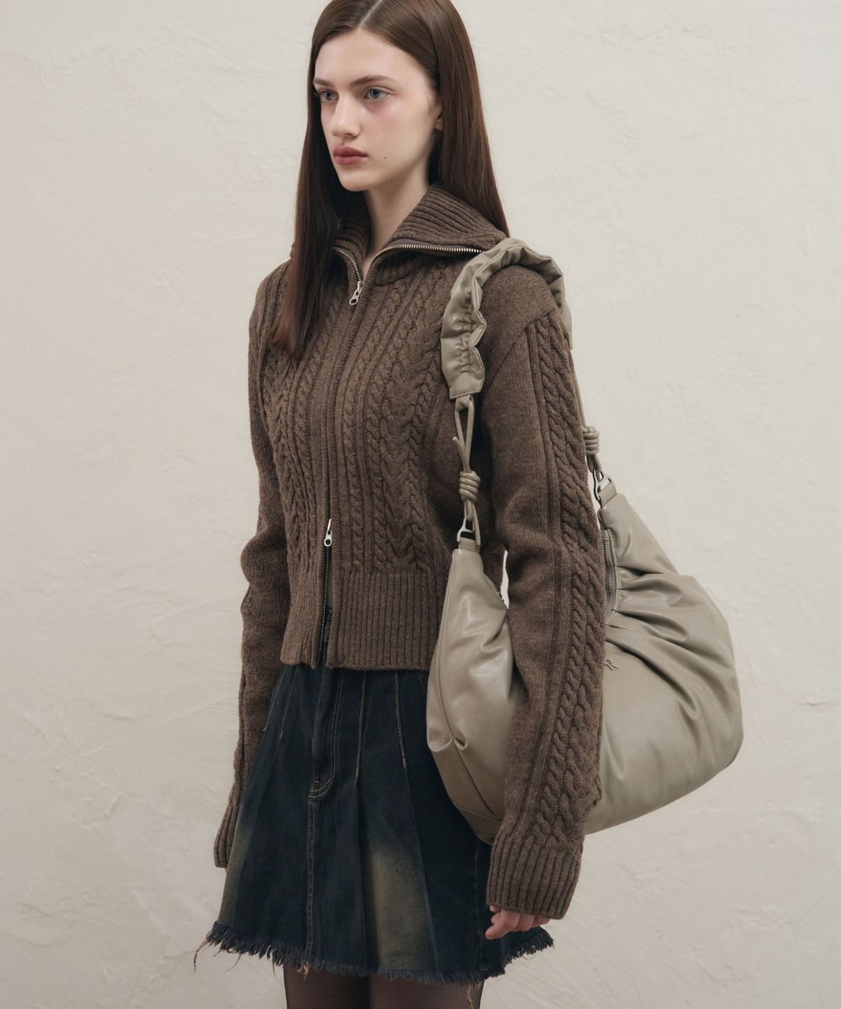 레더리(LEATHERY) 패디드 크루아상 숄더백 [BEIGE]