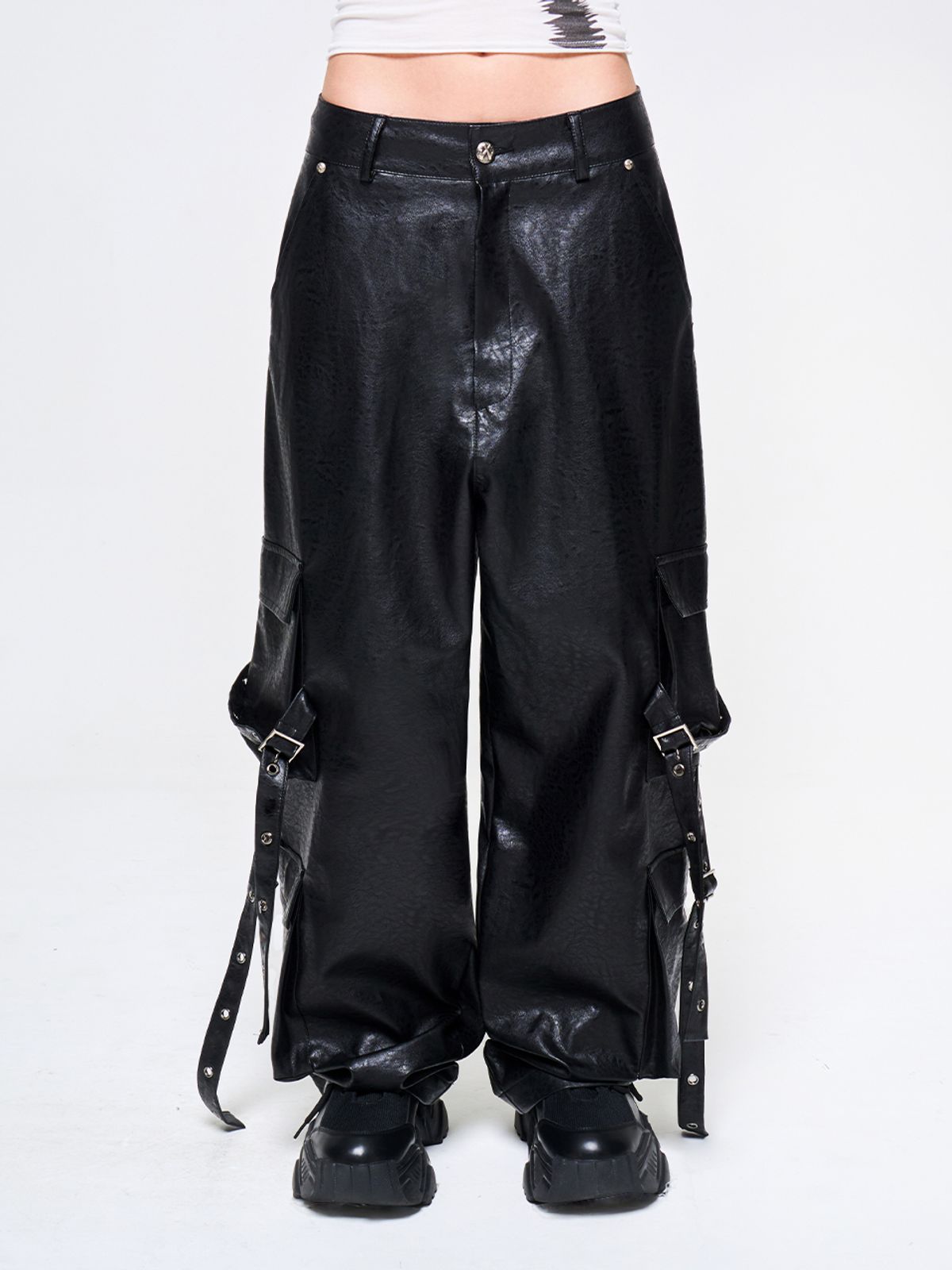 와이이이엘(YEEL) EYELET CARGO LEATHER PANTS BLACK