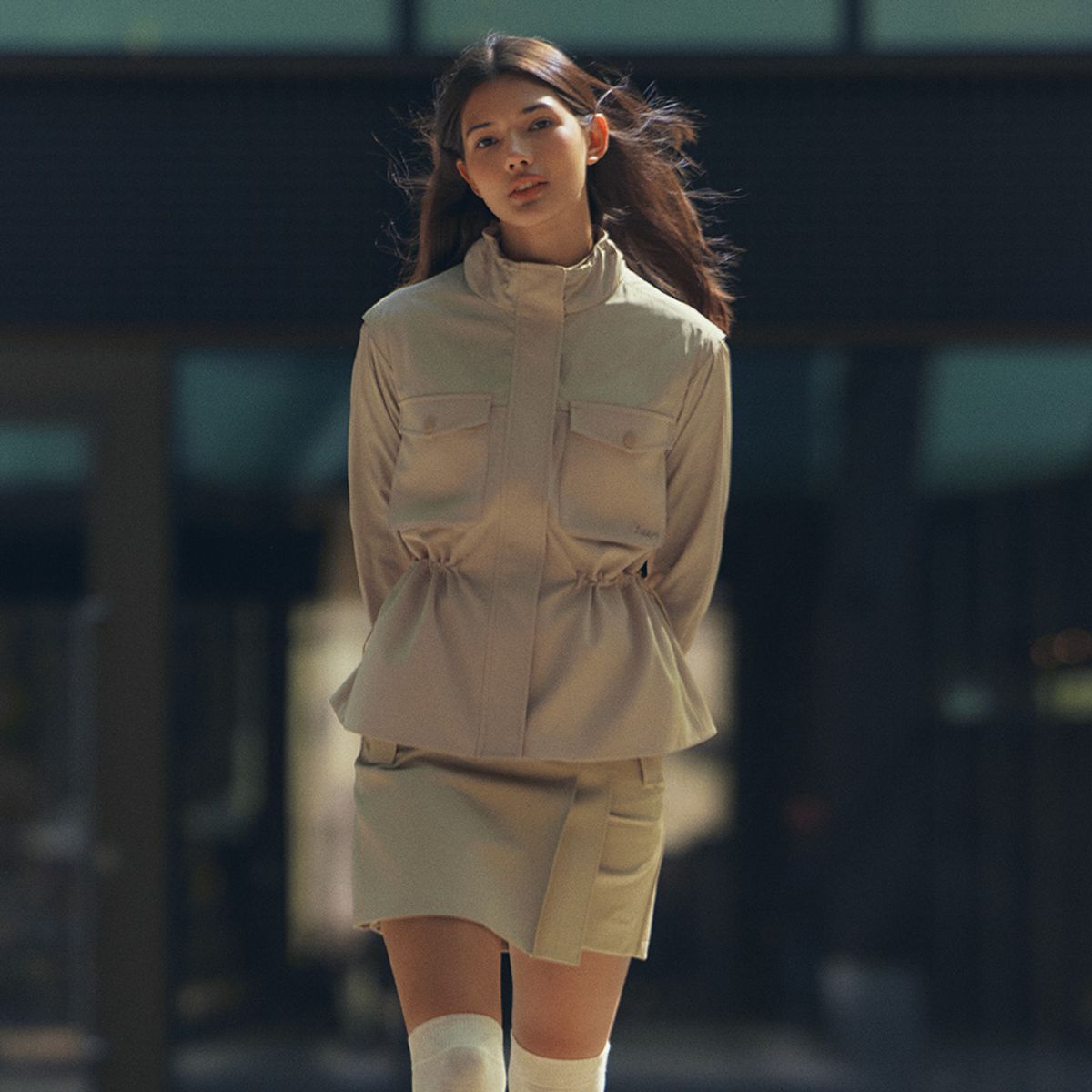 릭크(LIKK) 트렌치풍 언밸런스 큐롯 스커트 (베이지)