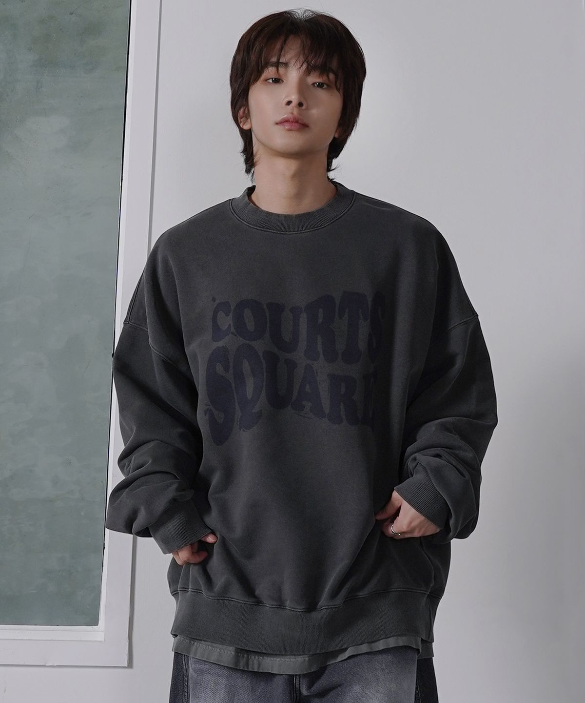 더마일(THEMILE) 코트스퀘어 마인드 스웨트 맨투맨 피그먼트 D.GREY