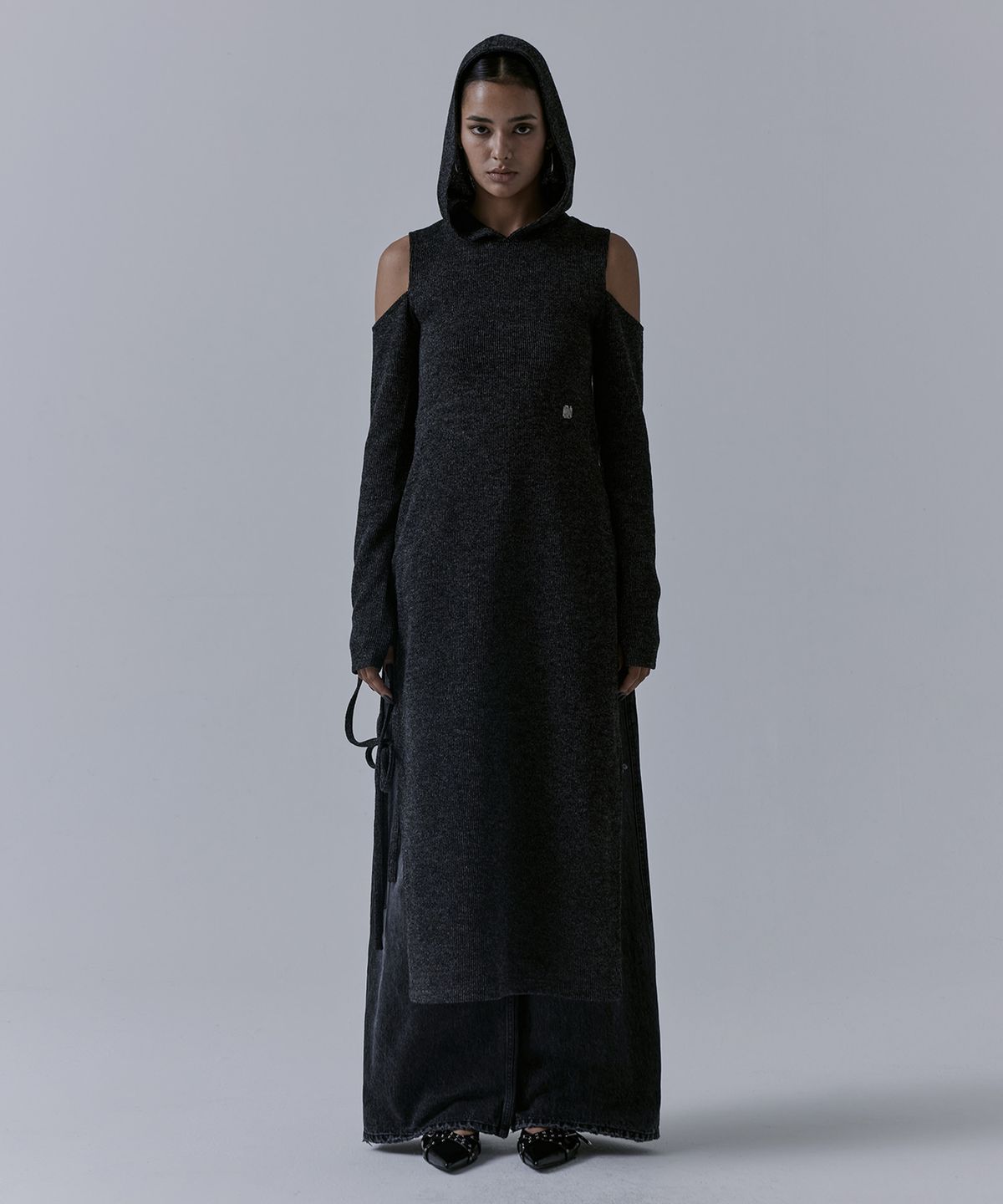 트리밍버드(TREEMINGBIRD) Hooded Cold-shoulder One-piece [ Charcoal ]