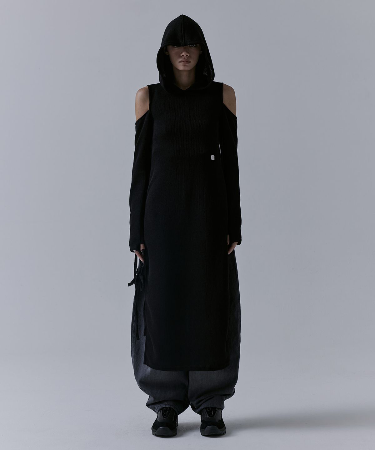 트리밍버드(TREEMINGBIRD) Hooded Cold-shoulder One-piece [ Black ]