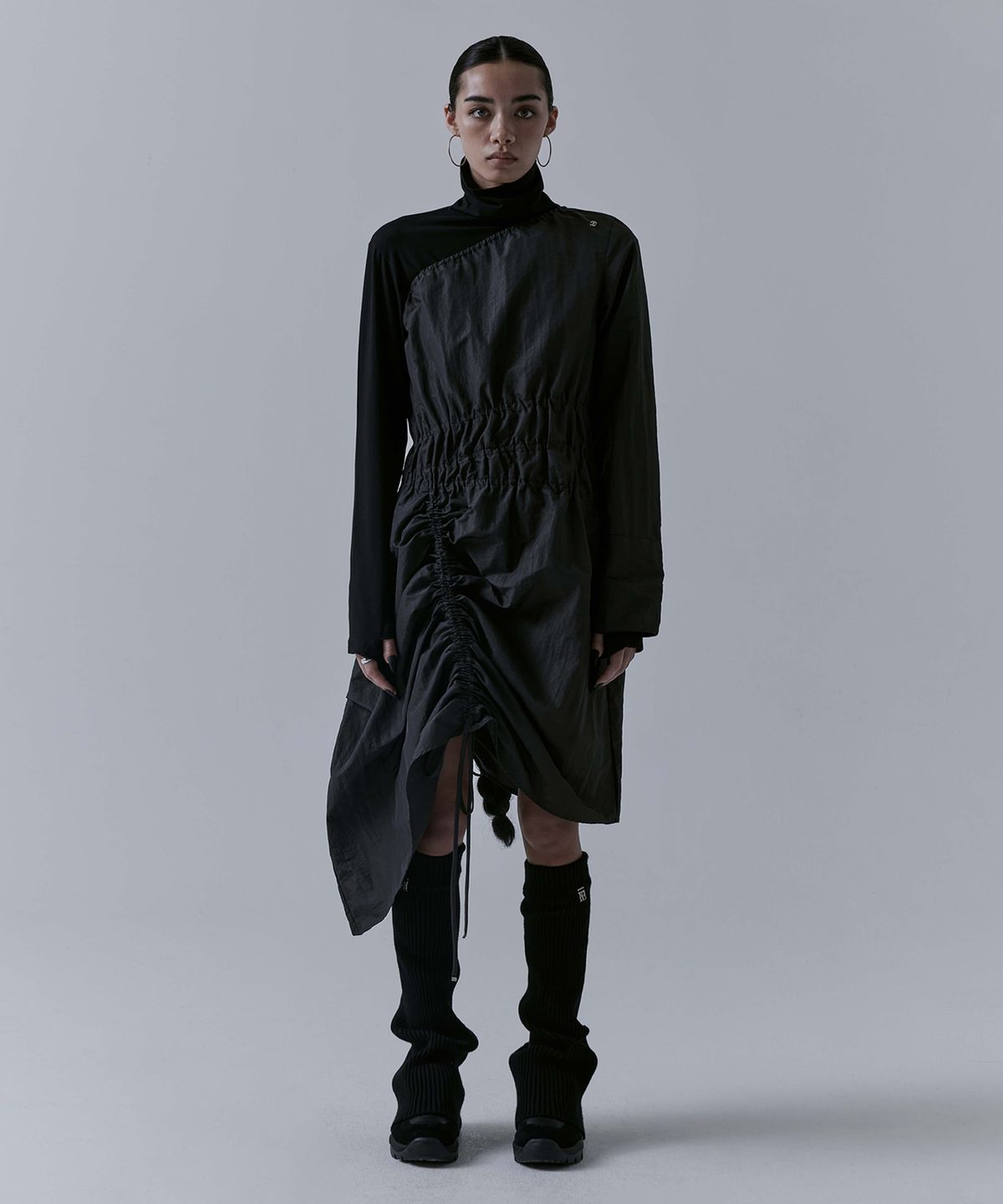 트리밍버드(TREEMINGBIRD) One-shoulder Oblique Shirring One-piece [ Charcoal ]