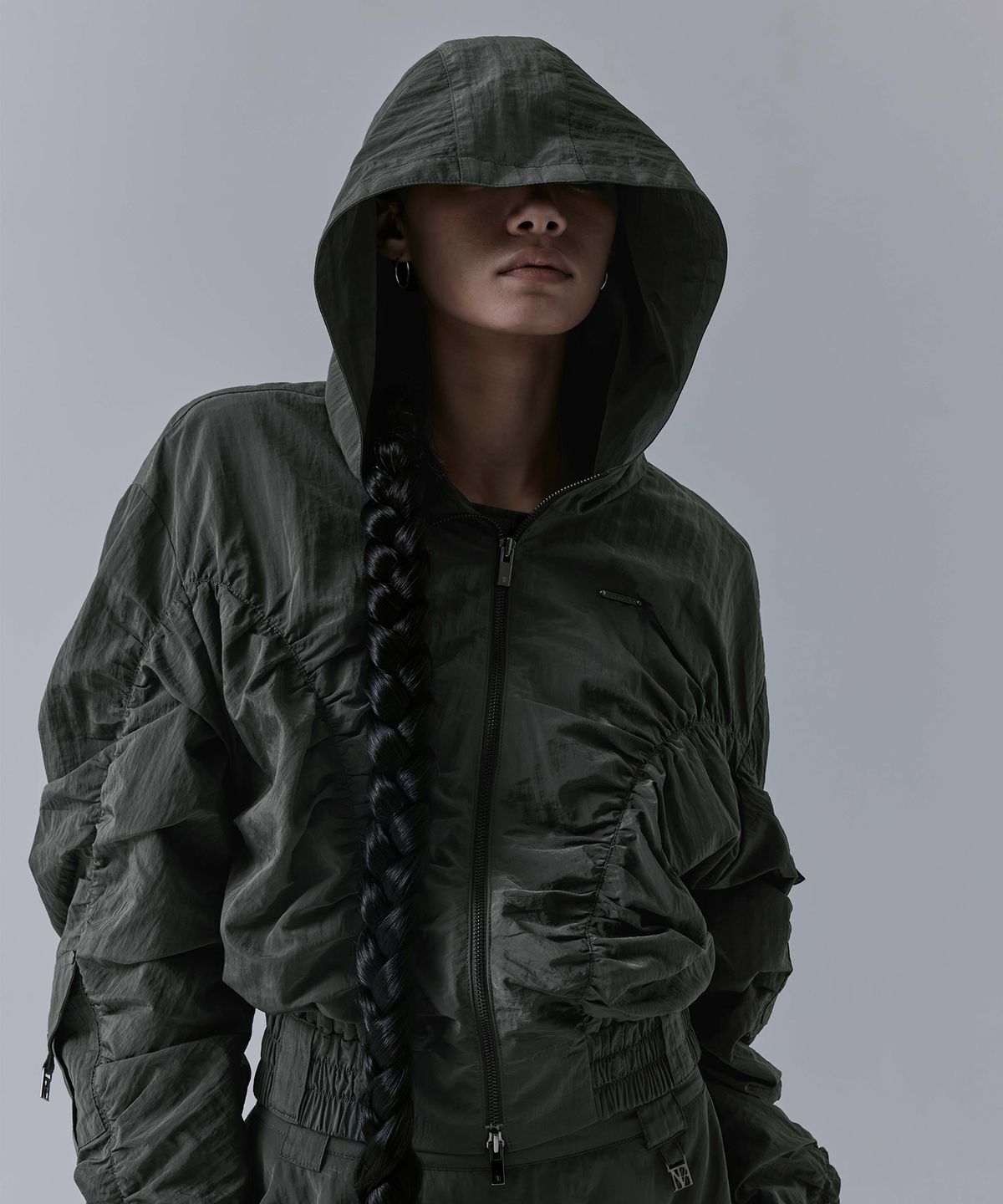 트리밍버드(TREEMINGBIRD) Nylon Cargo Shirring Set-up Zip-up [ Khaki ]