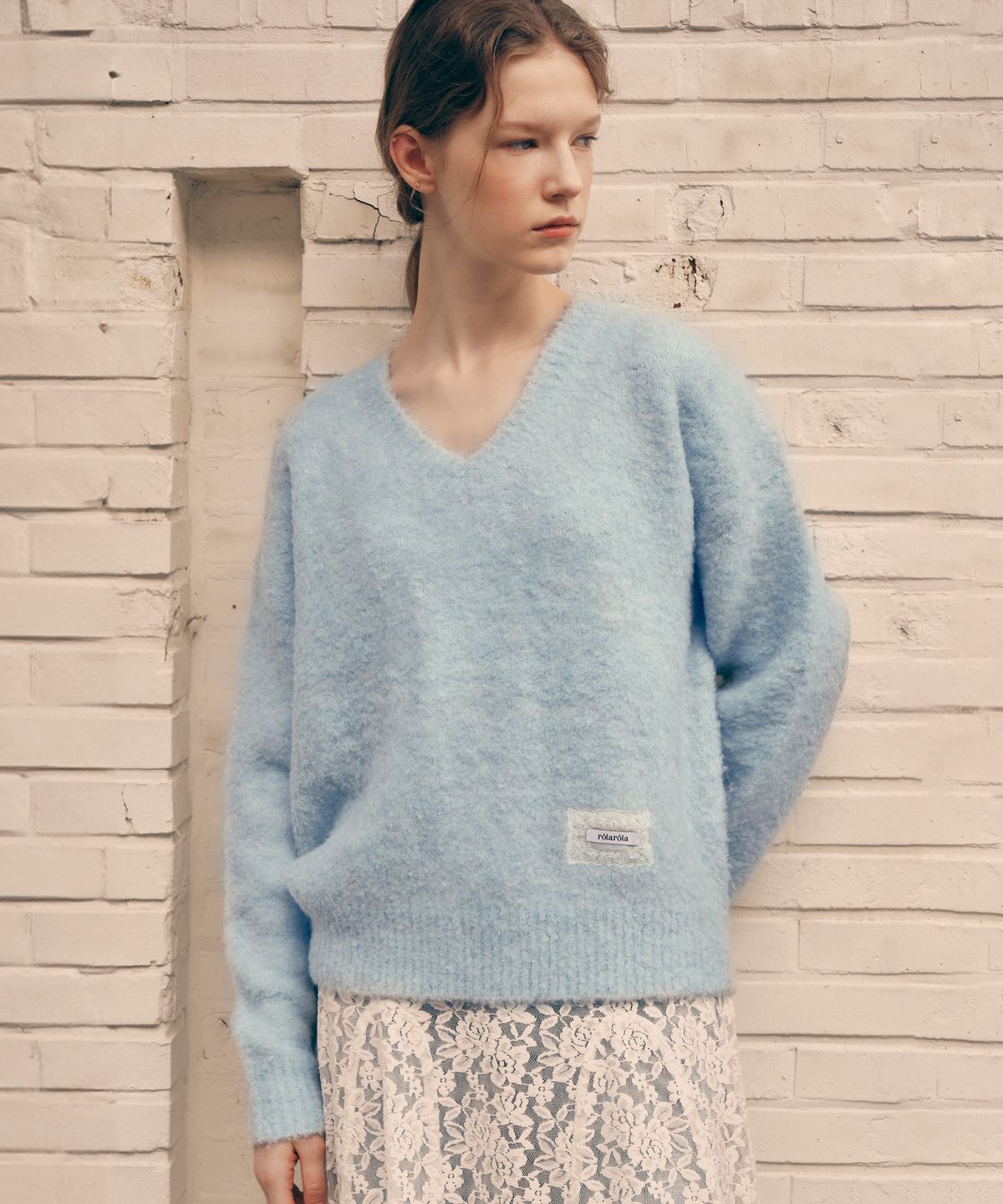 로라로라(ROLAROLA) BOUCLE V NECK KNIT LIGHT BLUE