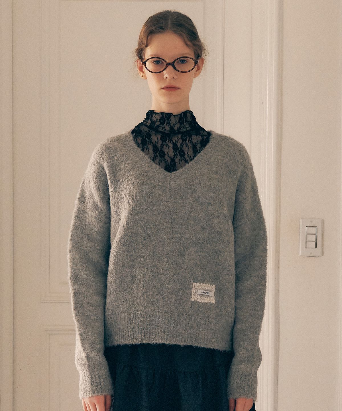 로라로라(ROLAROLA) BOUCLE V NECK KNIT GRAY