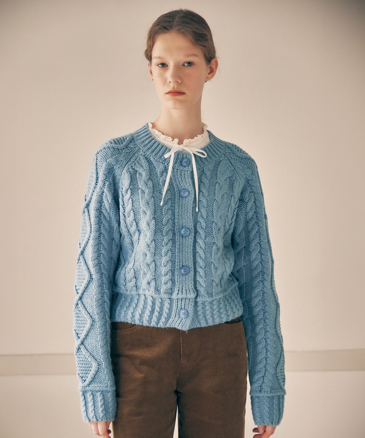 로라로라(ROLAROLA) WOOL BLENDED CABLE CARDIGAN LIGHT BLUE