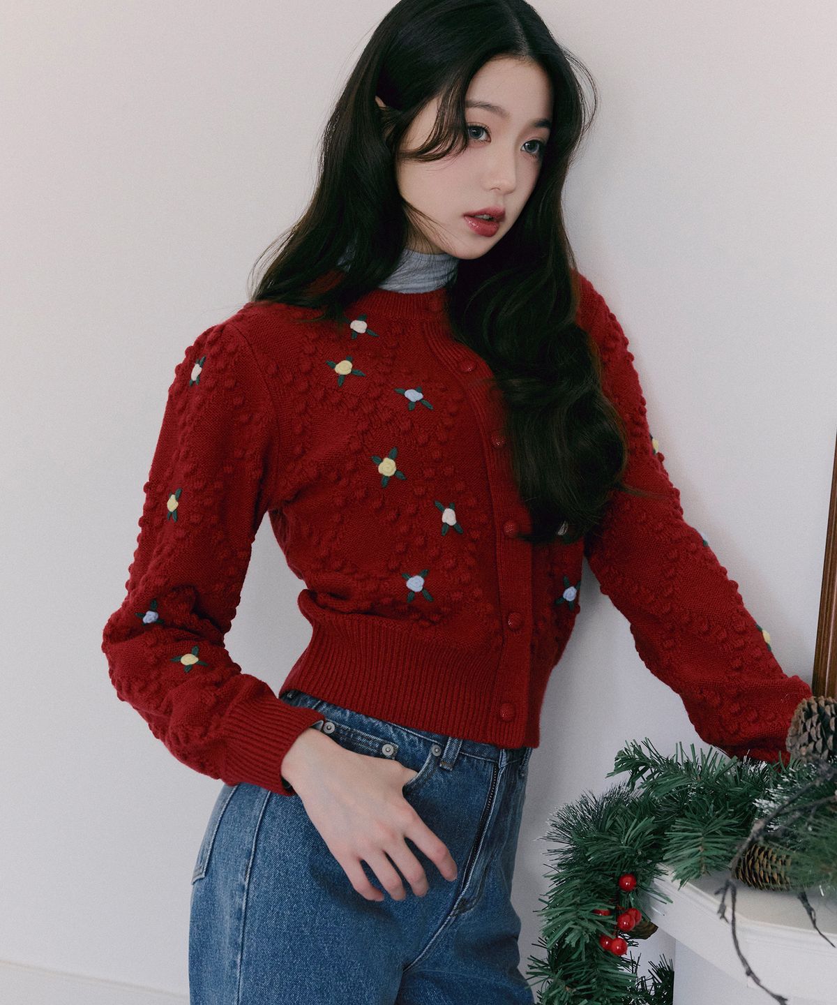 로라로라(ROLAROLA) HAND FLOWER POMPOM CARDIGAN RED