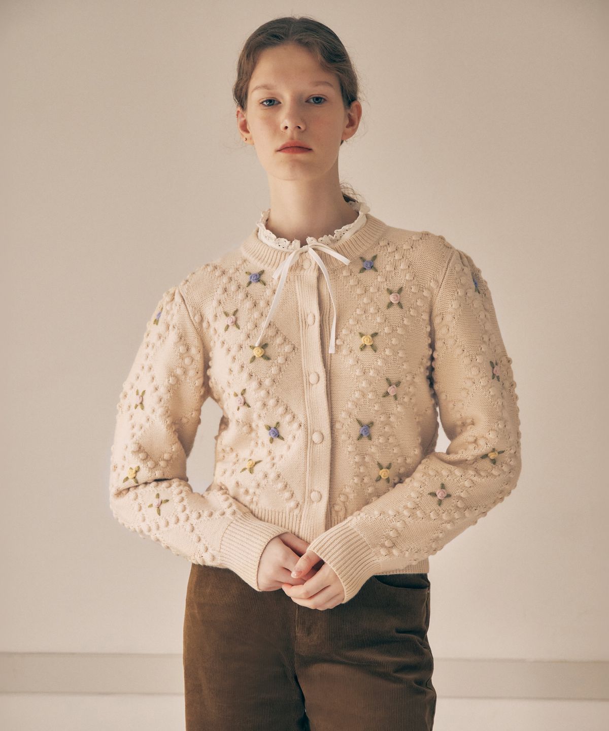 로라로라(ROLAROLA) HAND FLOWER POMPOM CARDIGAN IVORY