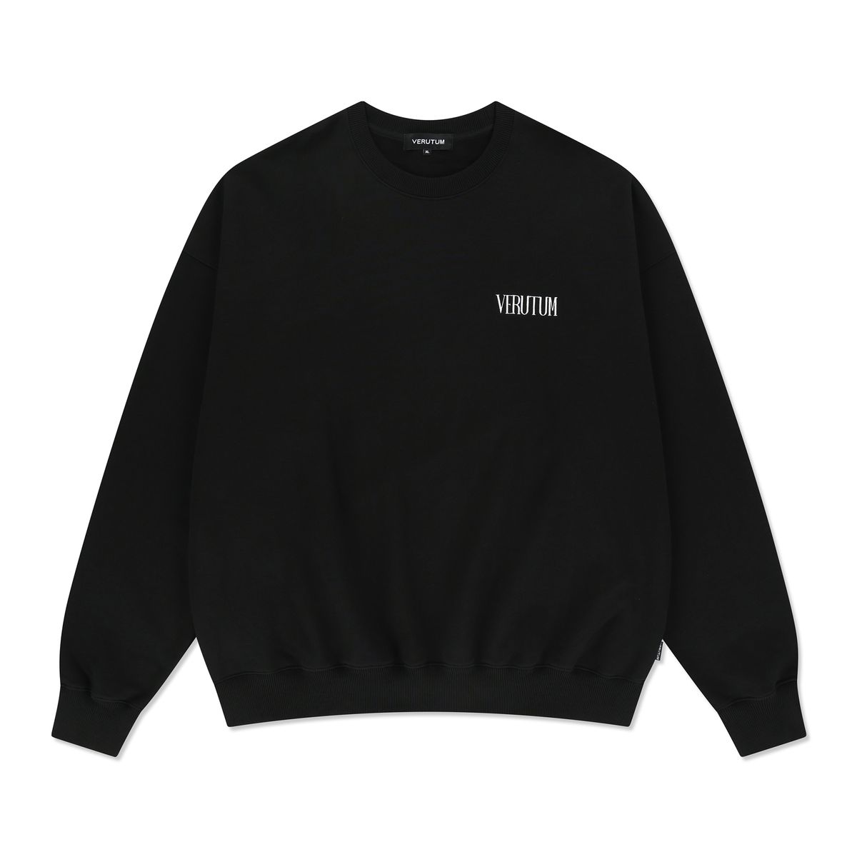 베루툼(VERUTUM) 세리프 스몰 로고 스웻셔츠 블랙