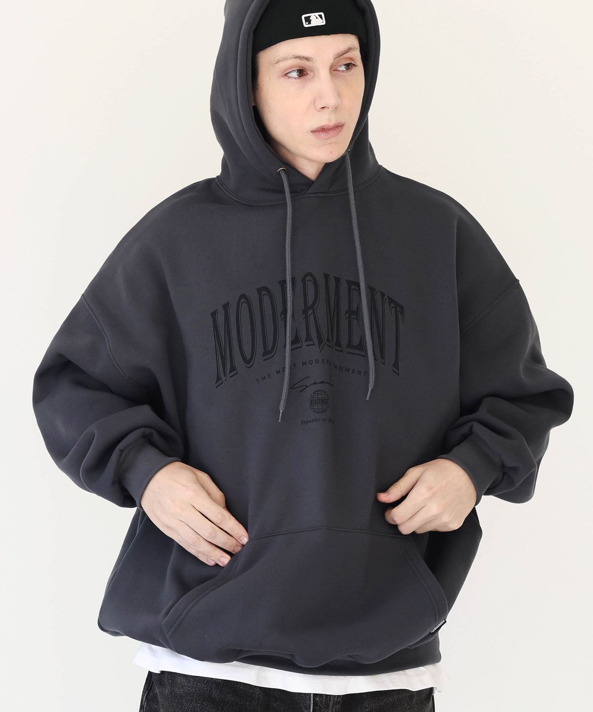 모더먼트(MODERMENT) 아치로고 오버사이즈 후드티 [차콜]