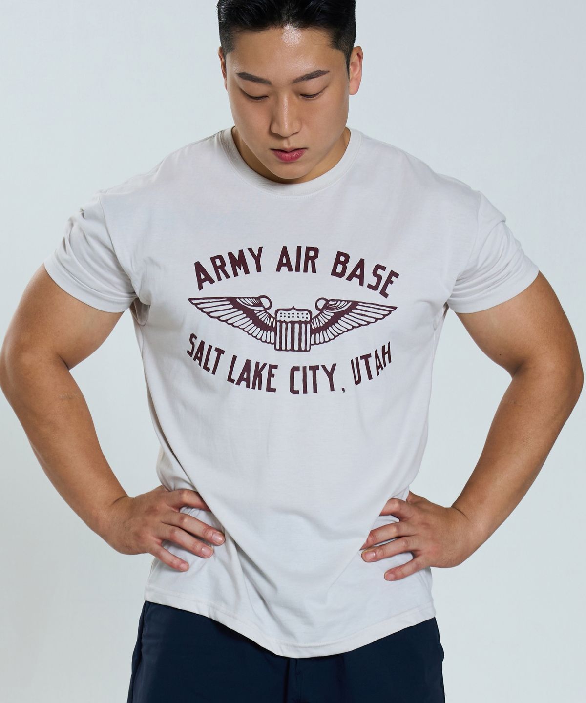 카키그라도(KHAKI GRADO) Army Air Base 레귤러핏 반팔 티셔츠 (Sand Khaki)