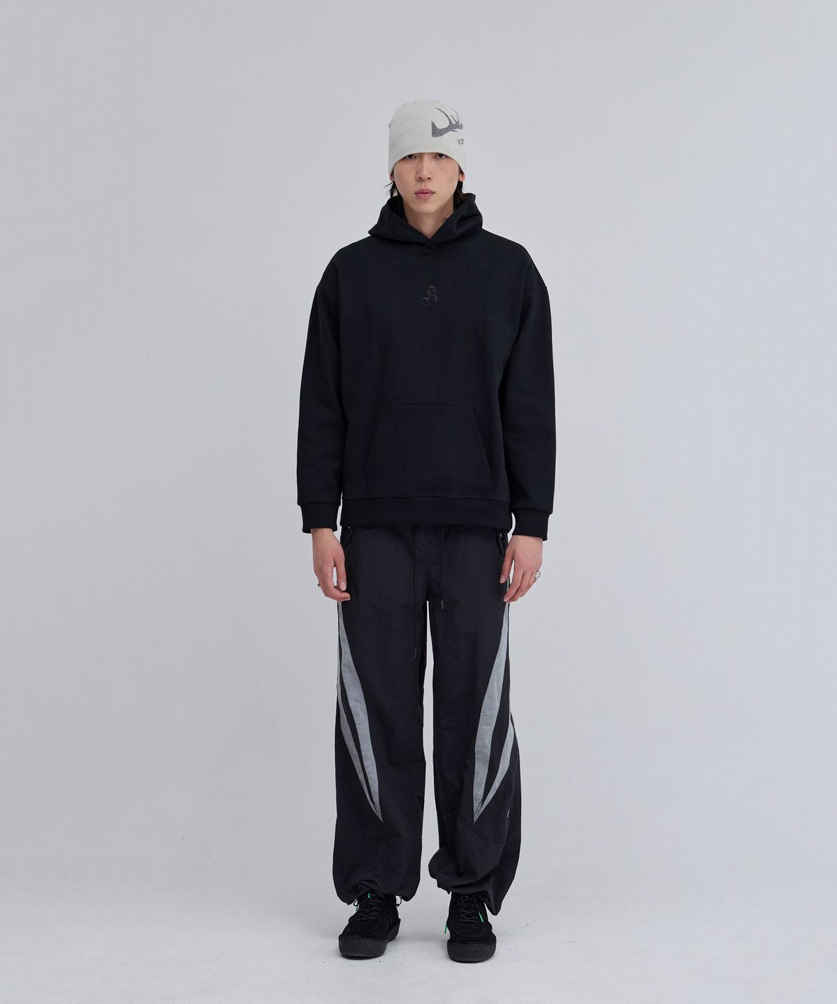 케이지엠(KZM) 레터링 후드티 BLACK