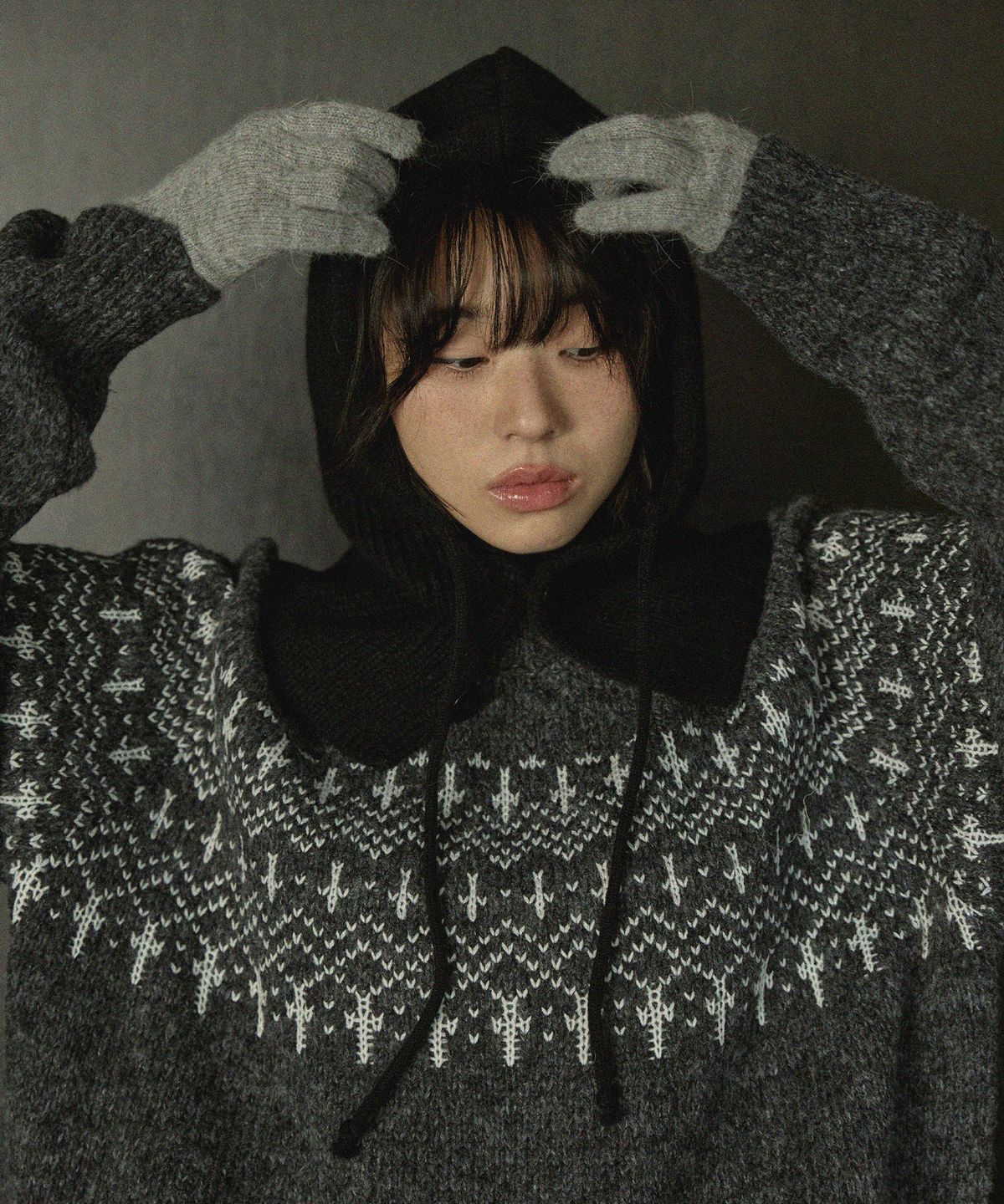 무드인사이드(MOOD INSIDE) 베른 노르딕 라운드 니트_Charcoal