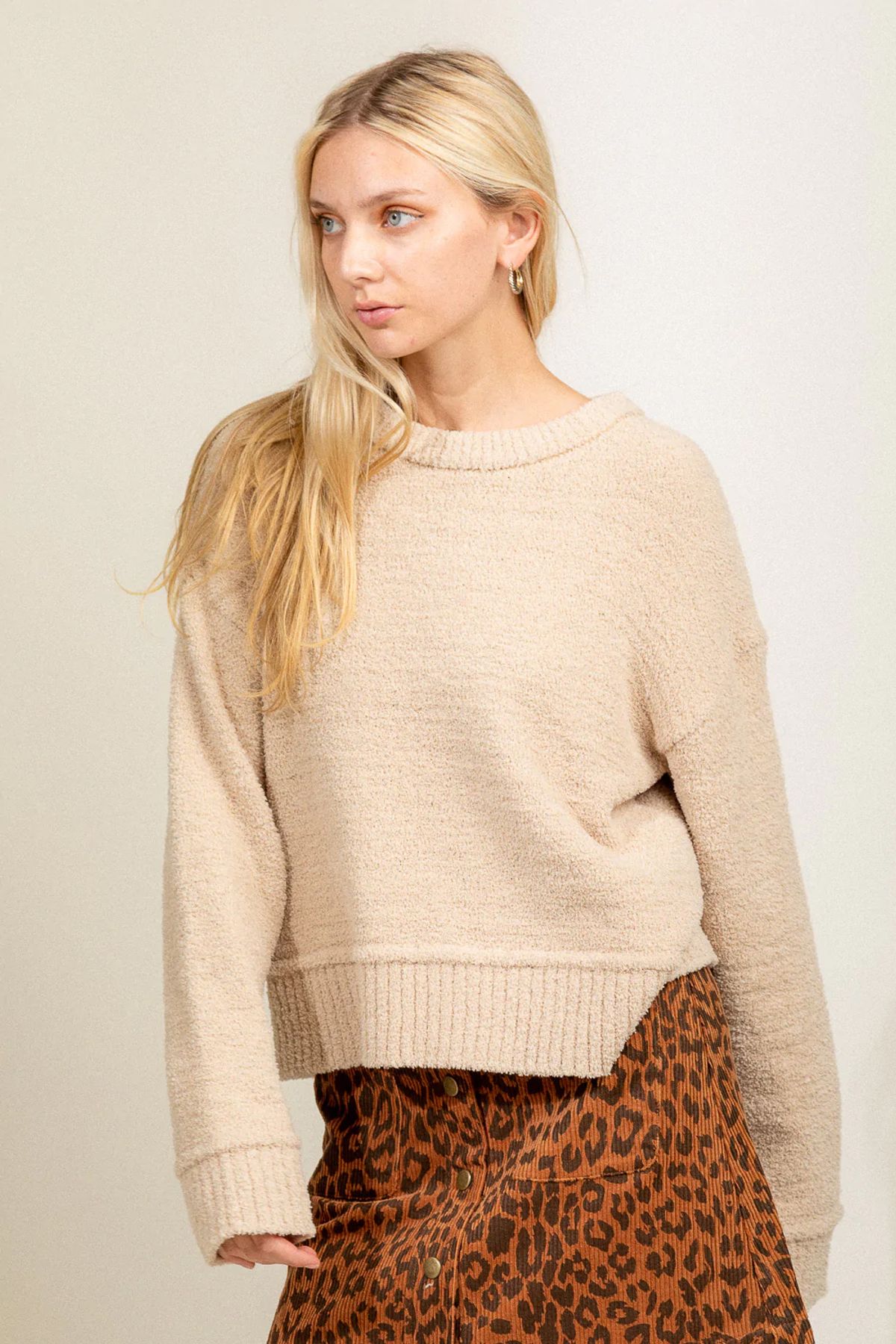 뉴인(NEWIN) 루즈핏 부드러운 크롭 니트 풀오버