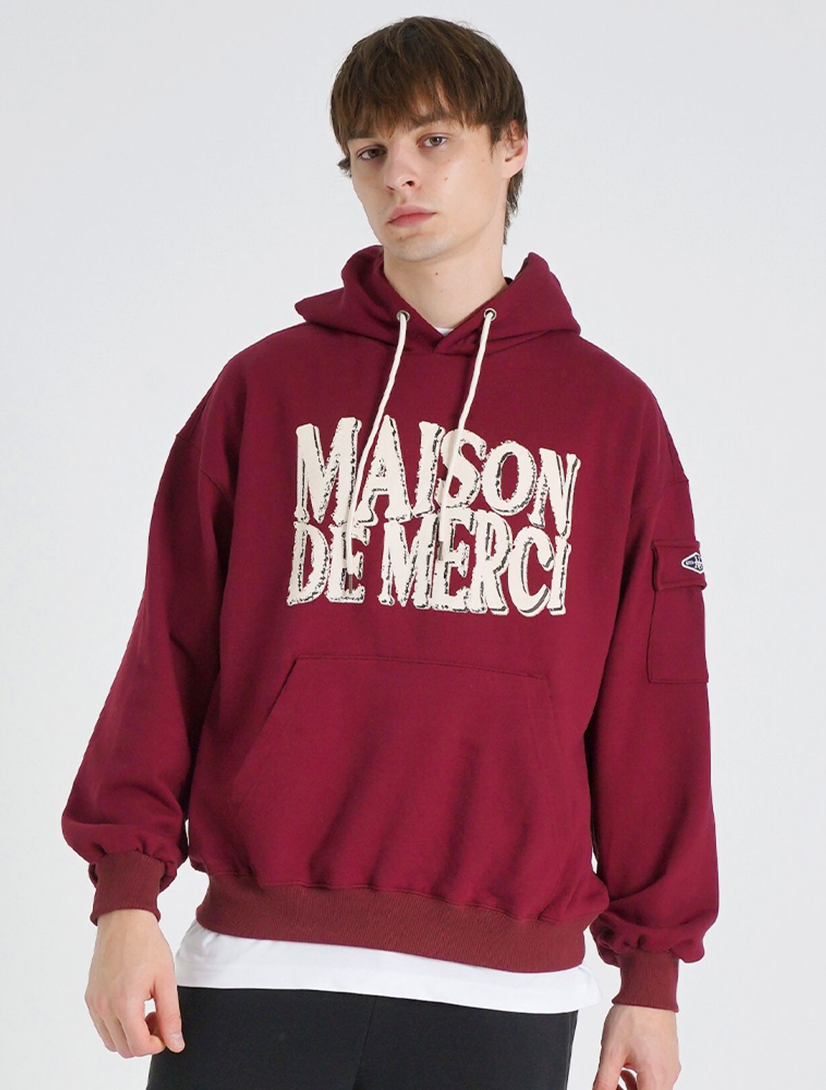 라 메종 스튜디오(LA MAISON STUDIO) UNISEX 카고포켓 DISPLACE 로고 후드 버건디(FCE1TS102M)