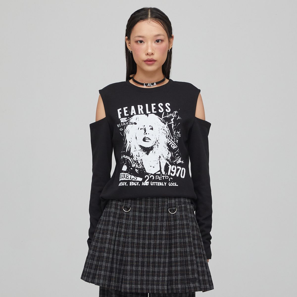 라라폭스(LALAFOX) SHOULDER CUT OUT PRINTING T-SHIRT 프린팅 티셔츠 BLACK BQ4CL023