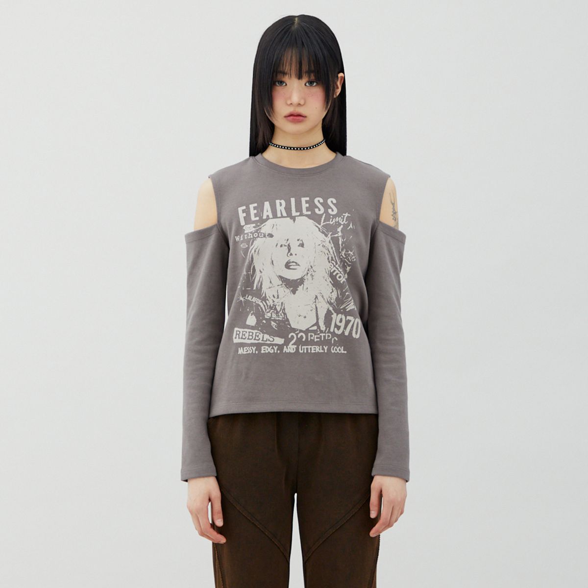 라라폭스(LALAFOX) SHOULDER CUT OUT PRINTING T-SHIRT 프린팅 티셔츠 BROWN BQ4CL024