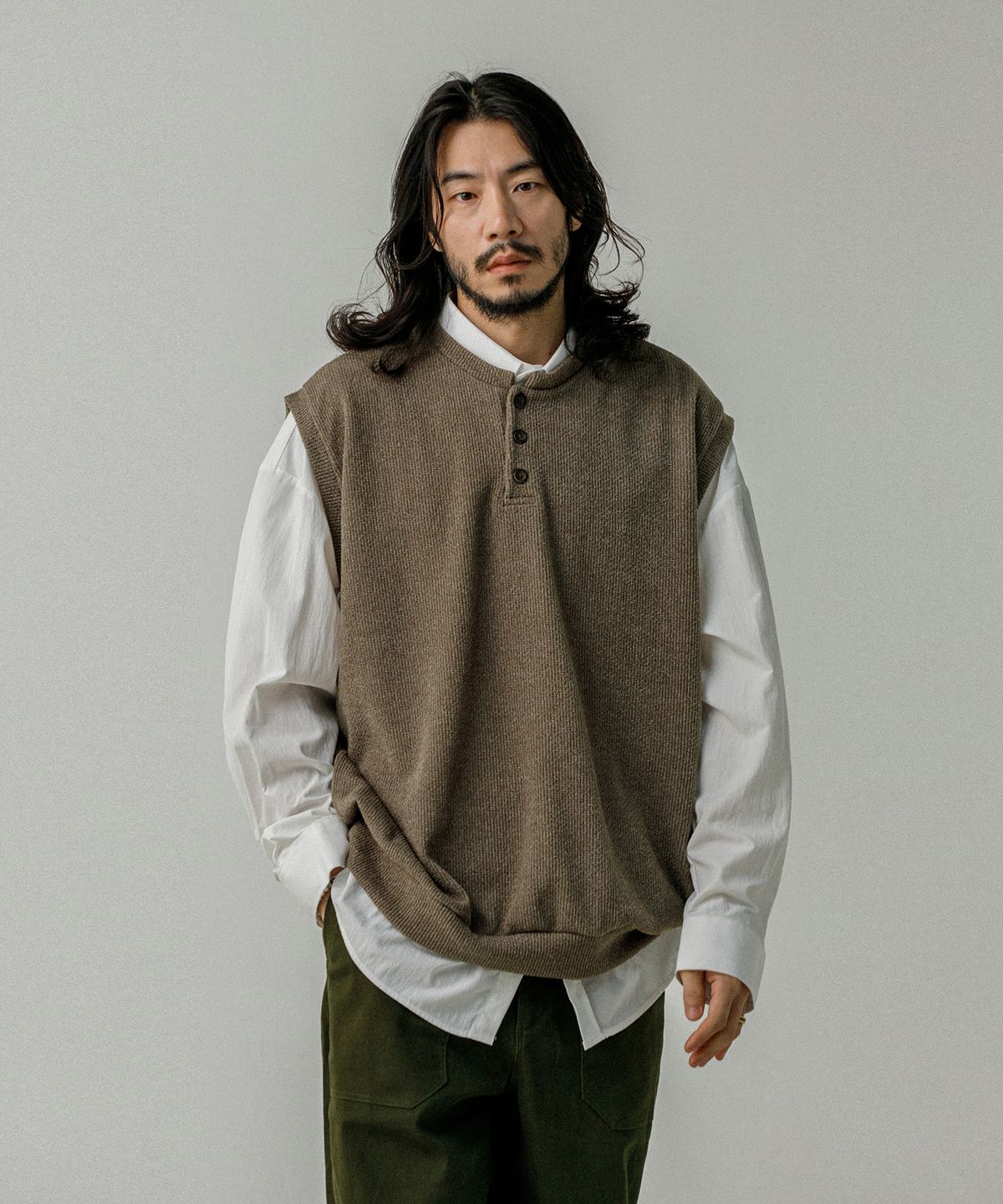 러기드하우스(RUGGED HOUSE) 버튼 라운드 베스트 모카