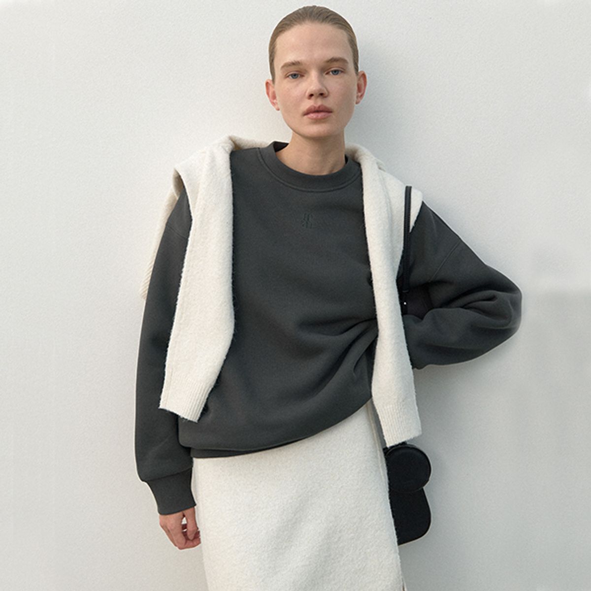 아틀리에 나인(ATELIER NAIN) (T-6945)ESSENTIAL LOGO OVER SWEATSHIRT