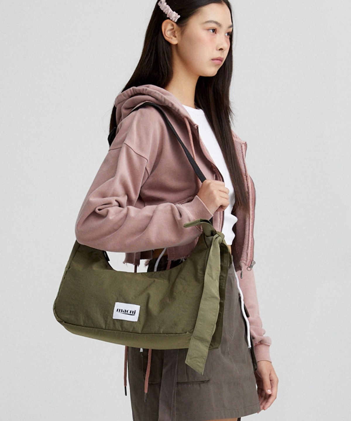 마크니(MACNI) RIBBON CRESCENT CROSS BAG KHAKI