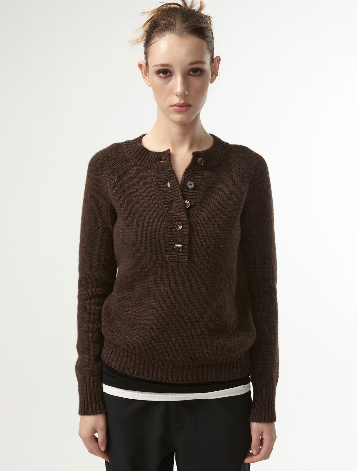 이안조(EAN JO) RAGLAN HALF BUTTON UP KNIT (BROWN)