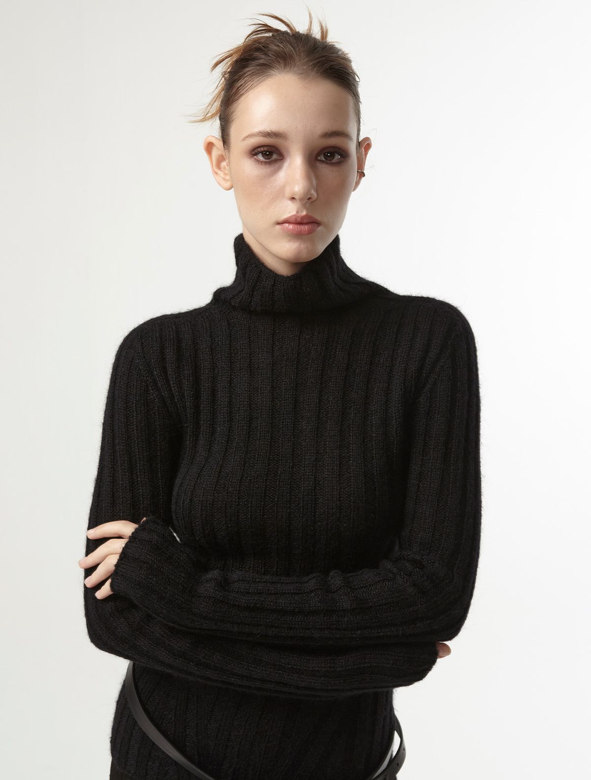 이안조(EAN JO) WHOLEGARMENT TURTLE NECK RIBBED KNIT (BLACK)
