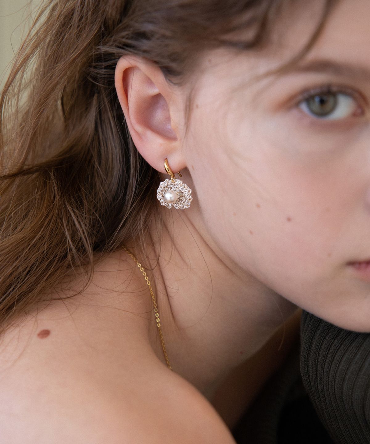 메리모티브(MERRYMOTIVE) Gold beige pearl point knit earring