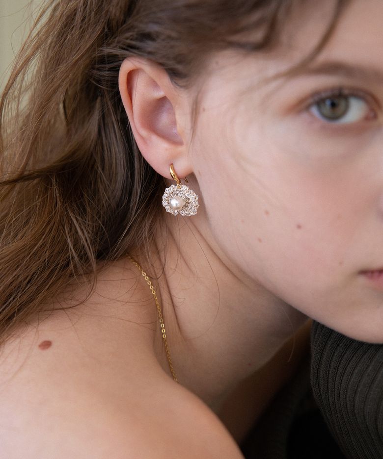 Gold beige pearl point knit earring