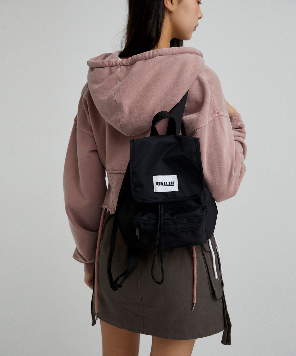 마크니(MACNI) FLAP STRING MINI BACKPACK BLACK
