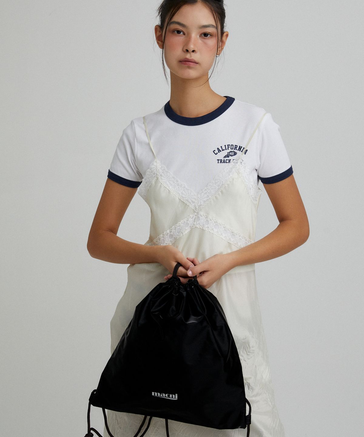 마크니(MACNI) DRAWSTRING GLOSSY BACKPACK BLACK