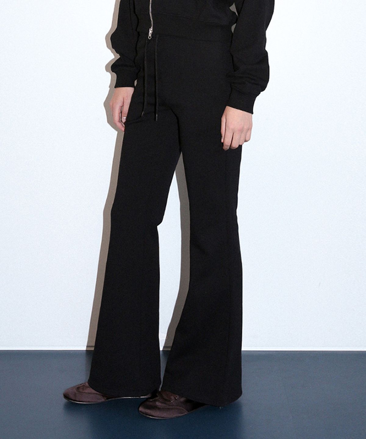 키시닝(KISYNING) Calm Mood bootcut Sweat Pants (Black)
