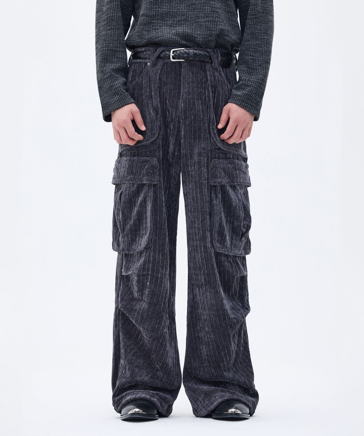 웨슬리 휴스턴(WESLEYHYUSTON) CAIMAN VELVET CARGO PANTS DARK GREY