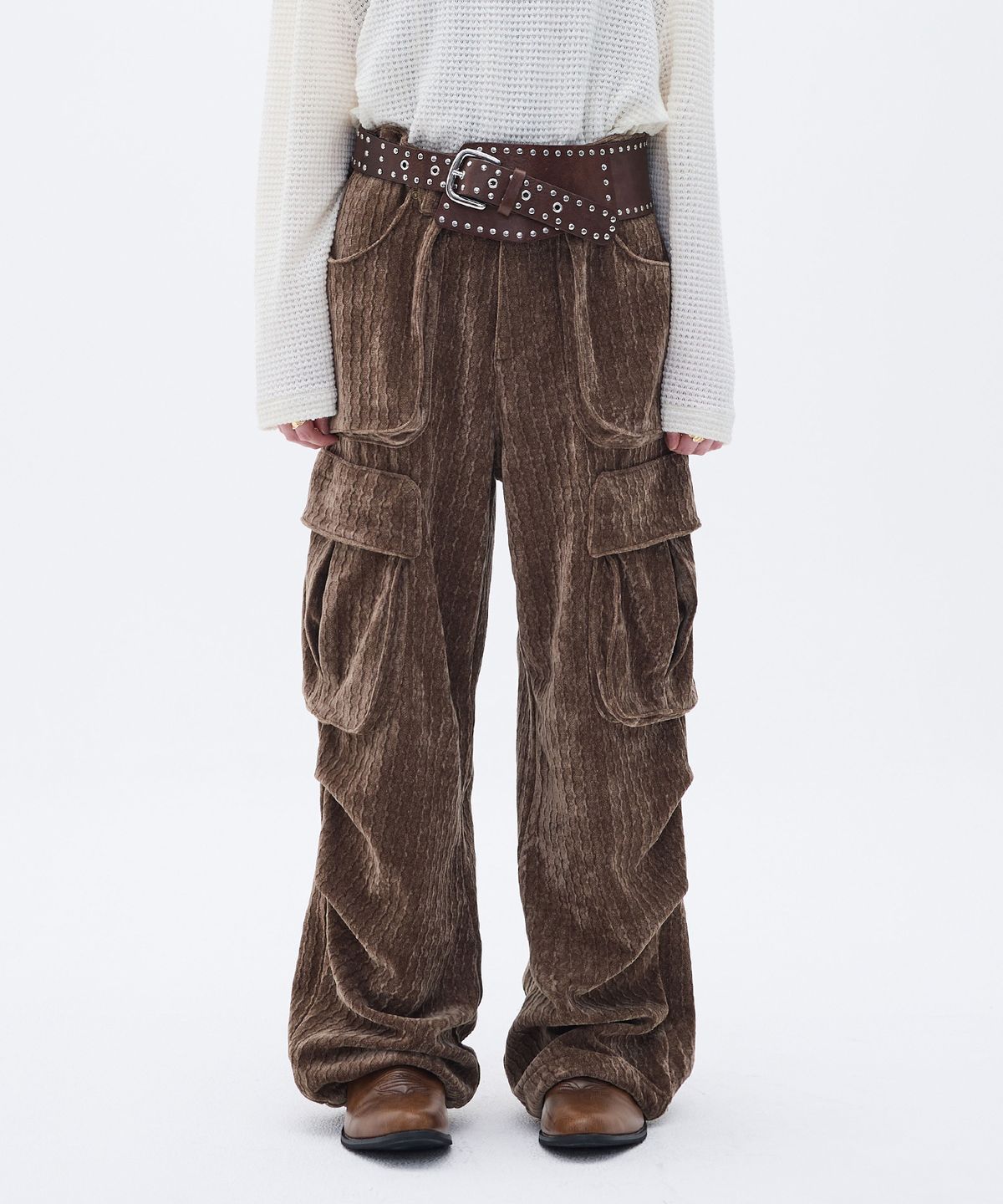 웨슬리 휴스턴(WESLEYHYUSTON) CAIMAN VELVET CARGO PANTS BROWN