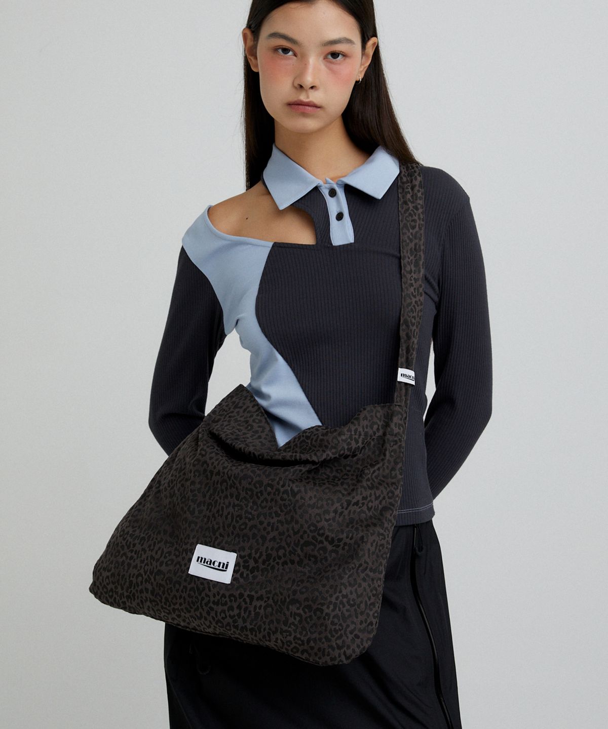 마크니(MACNI) LEOPARD SUEDE ECO CROSS BAG CHARCOAL